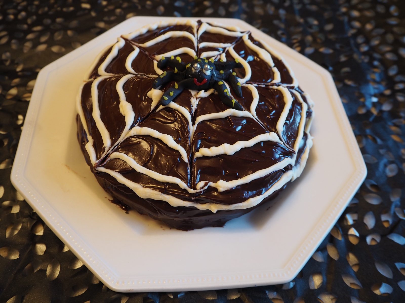 halloween chocolate spider cake