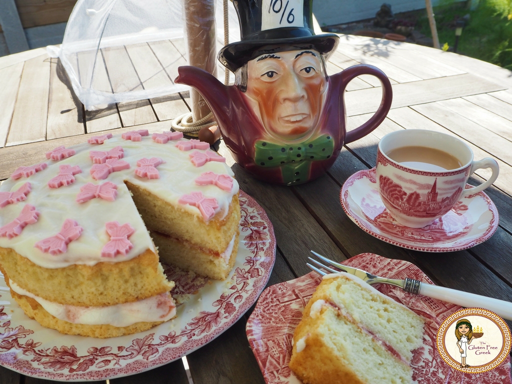 victoria sponge cake with tea
